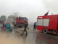 xe chữa cháy đang phun nước dập lửa